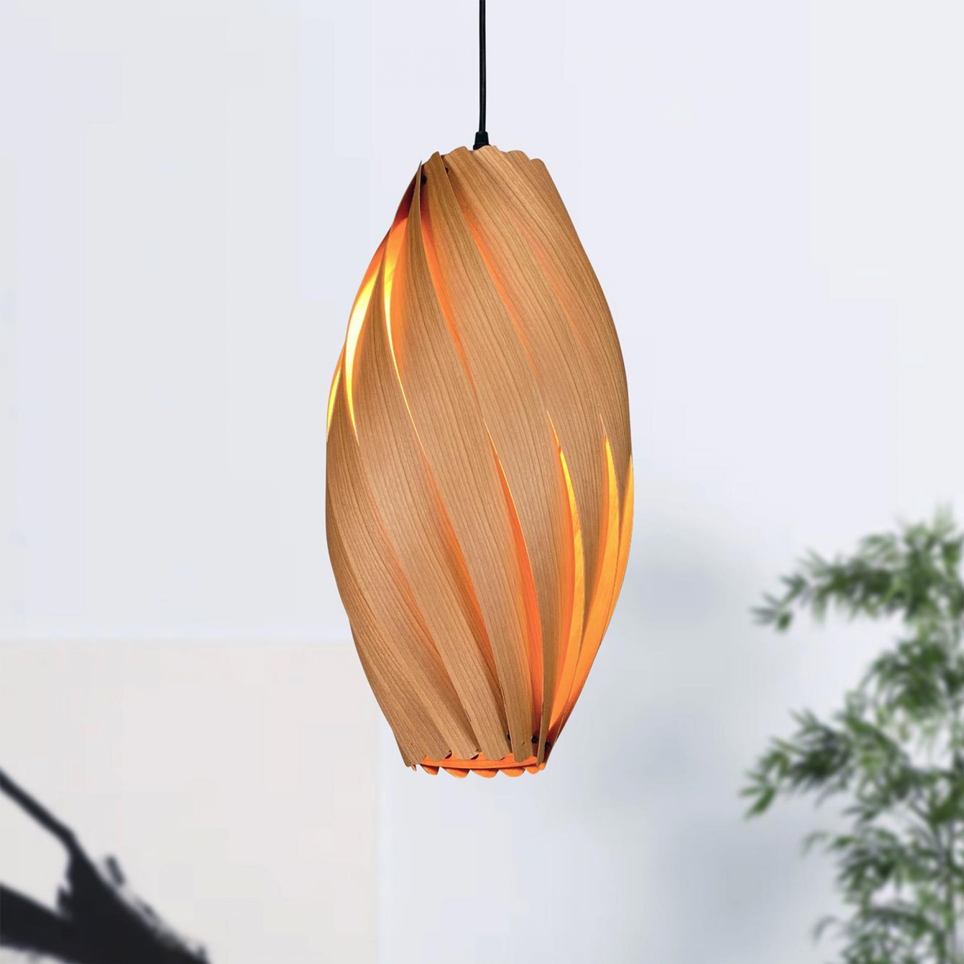 Ardére Hängeleuchte aus Kirschbaumholz, längliche Form, modernes Design für Wohnzimmer und Esszimmer.