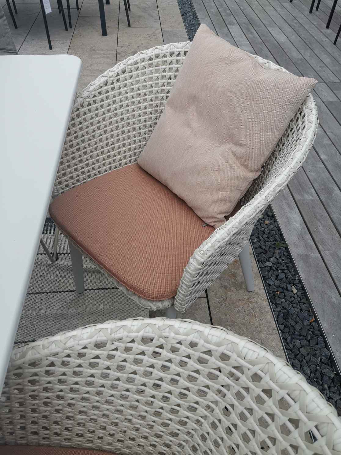 Bellmonde Tisch und Mbrace Armlehnstuhl Kombination Outdoor Dedon AUSSTELLUNGSSTÜCK
