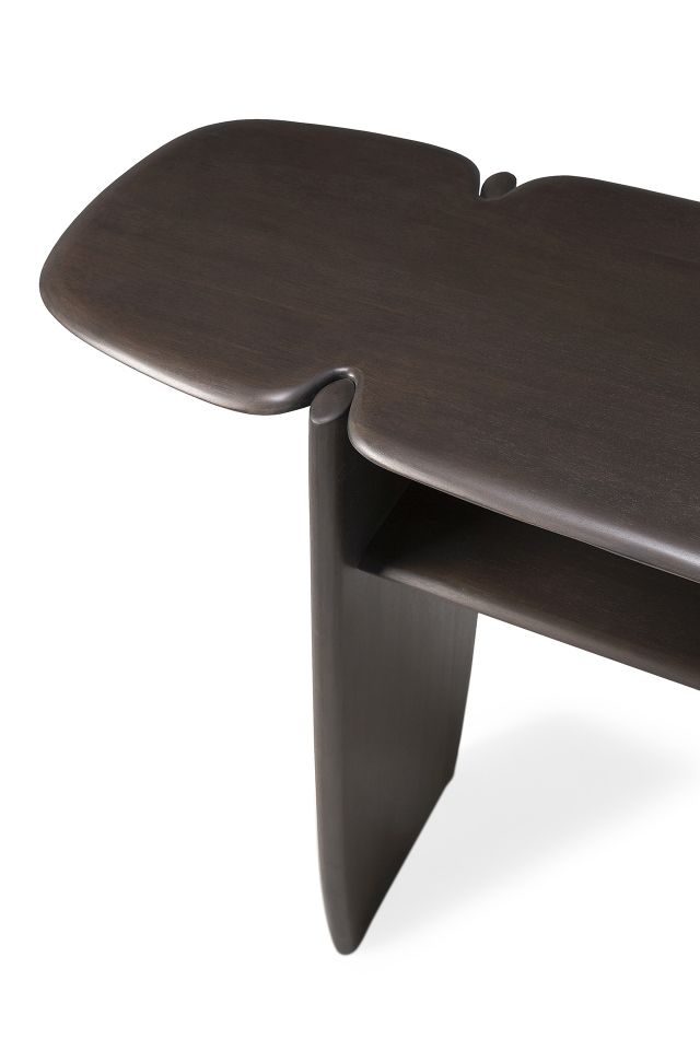 Detailansicht der dunklen Ethnicraft PI Konsole aus Mahagoni mit Ablagefläche.