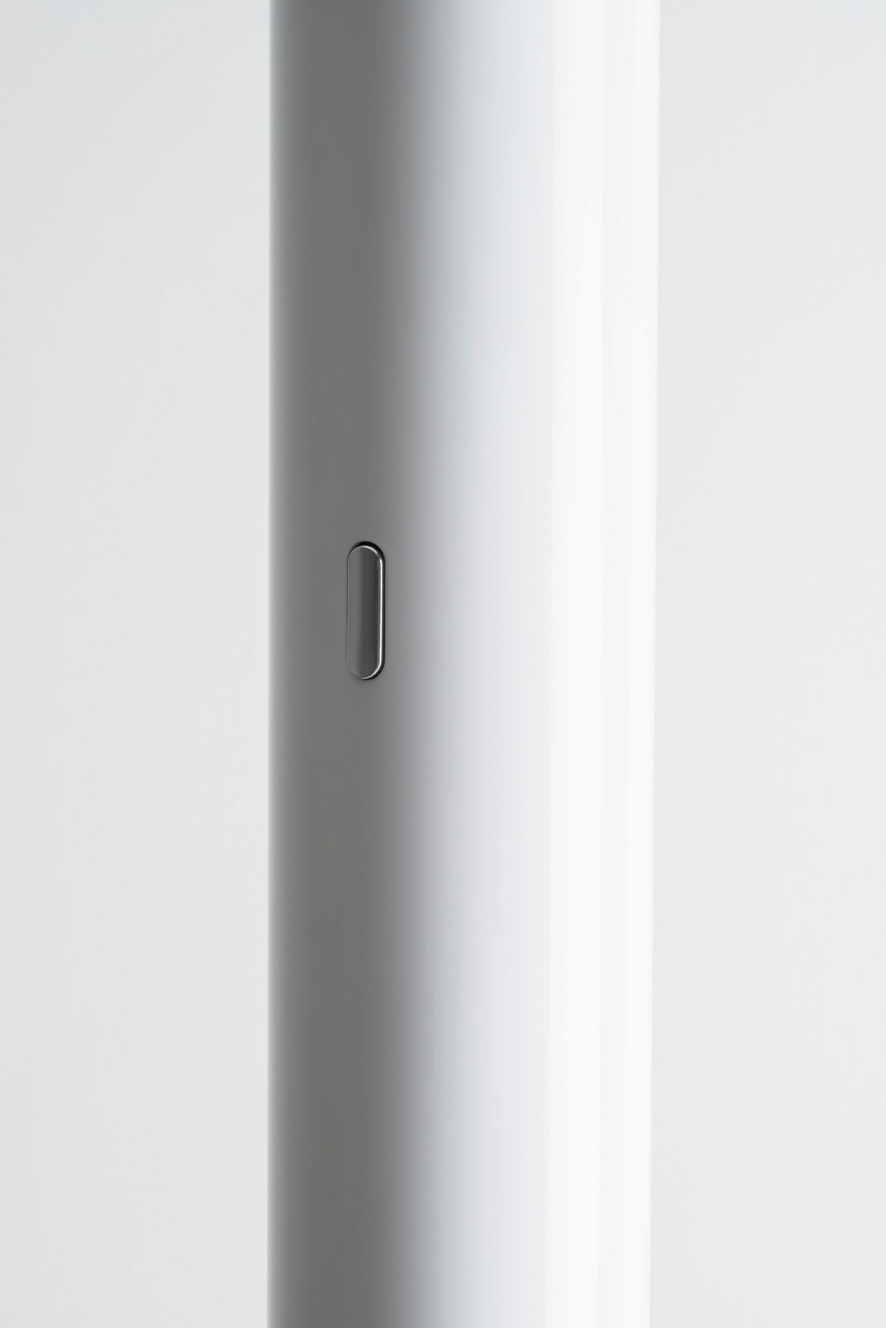 Detailaufnahme der weißen Ilio LED Stehleuchte von Artemide, mit Dimmer.