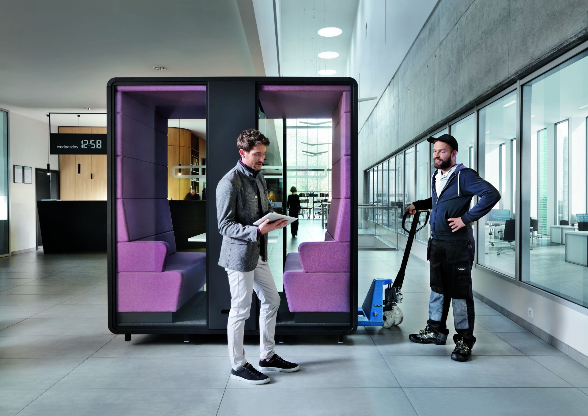 HushMeet Meetingbox von Mikomax, moderner Besprechungsraum für Büro, mit zwei Personen im Gespräch.