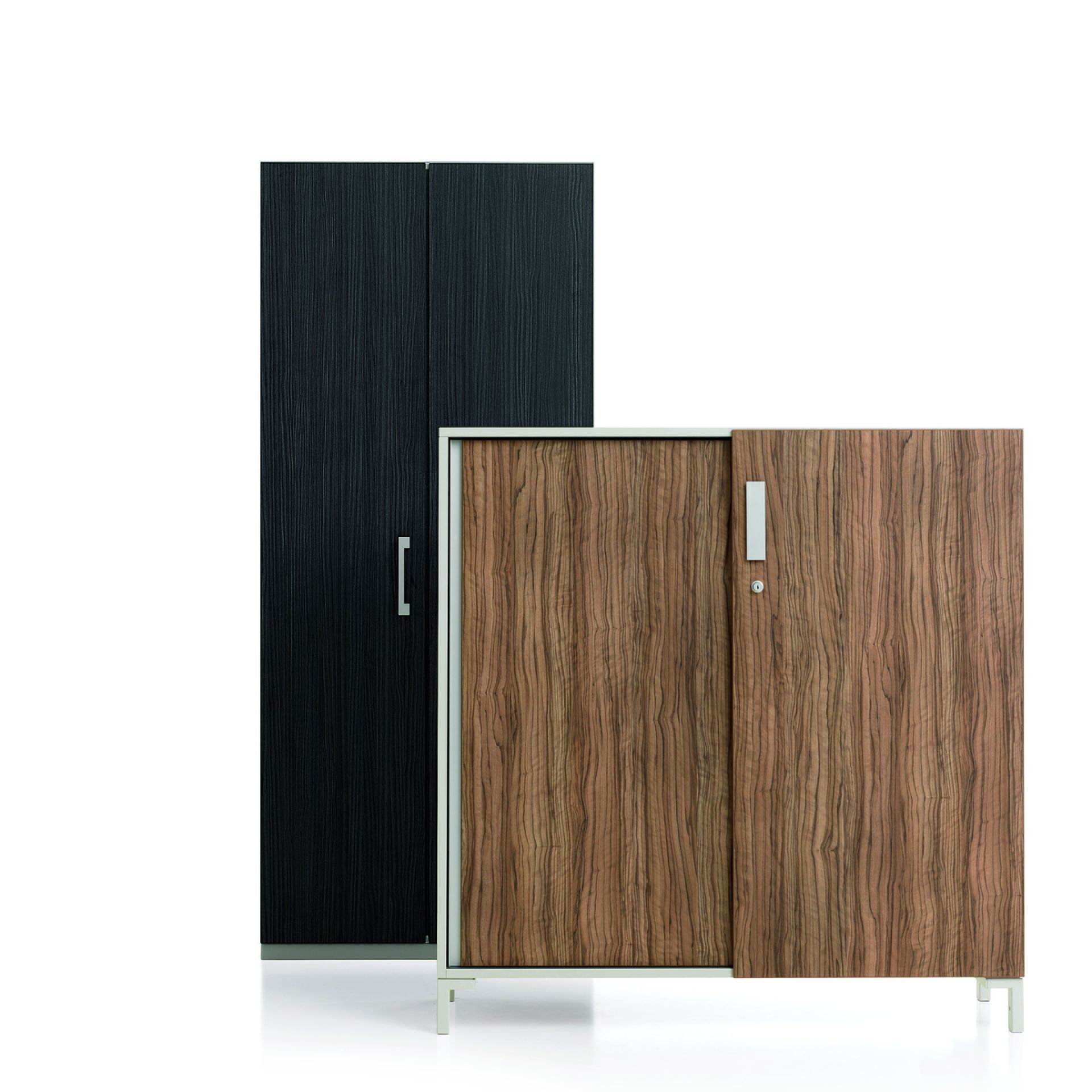 Share It Regal von Steelcase, 40 cm breit, mit Holzfronten in Schwarz und Braun.