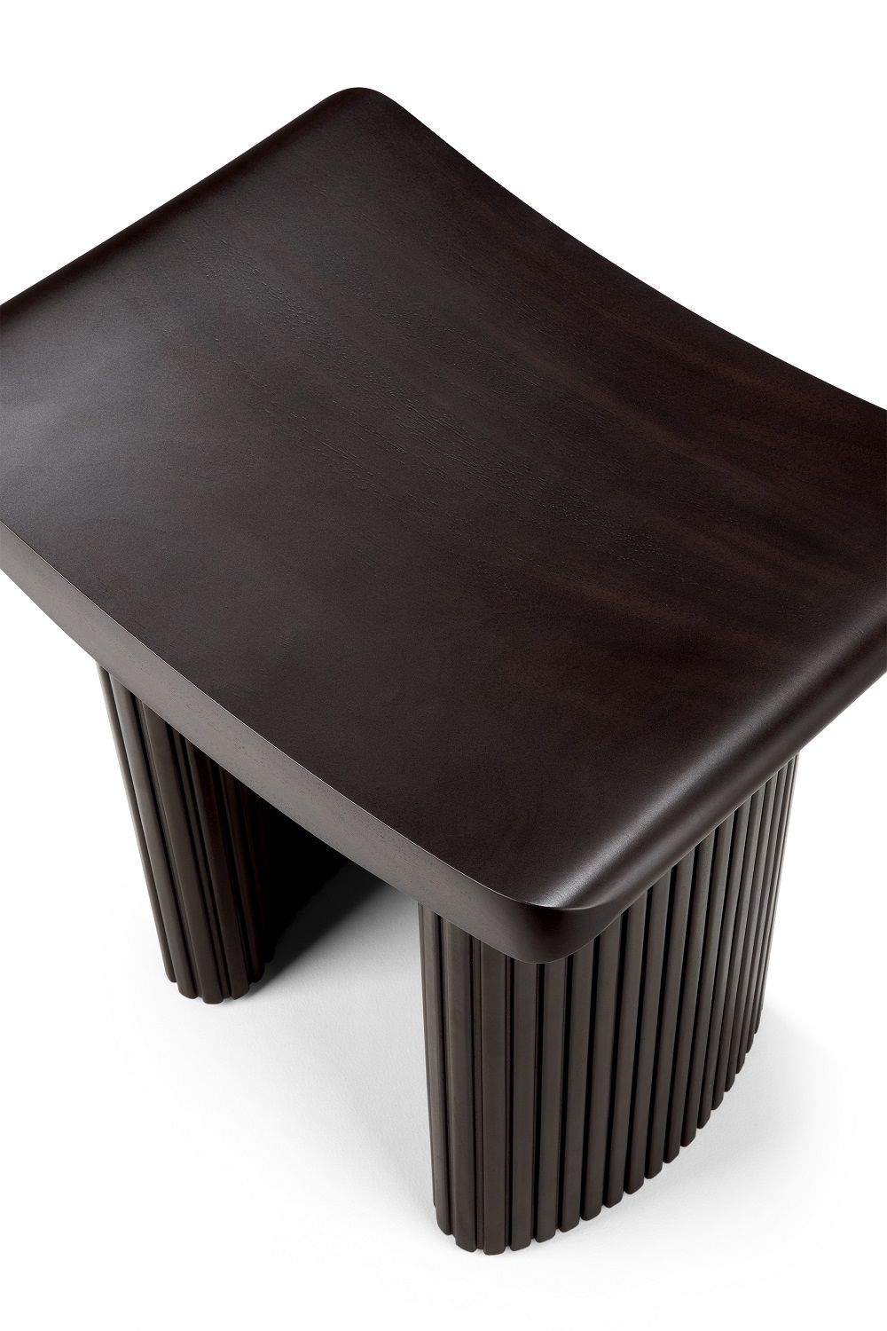 Roller Hocker von Ethnicraft: Dunkelbrauner Mahagoni-Hocker mit geriffelten Beinen und modernem Design.