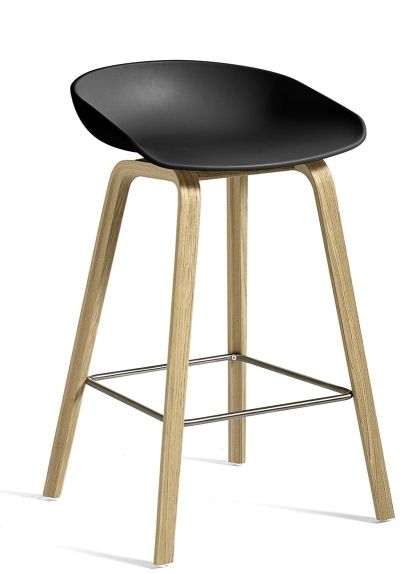 Schwarzer About a Stool AAS32 Barhocker von Hay mit hellem Holzgestell und Fußstütze.
