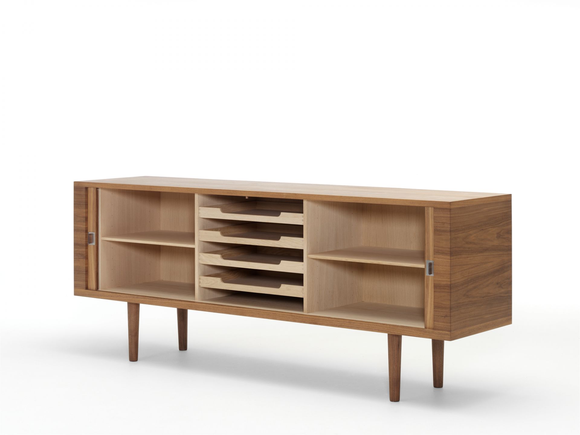 CH825 Credenza Sideboard Carl Hansen & Søn Farbe walnuß geölt Gestell massives Holz