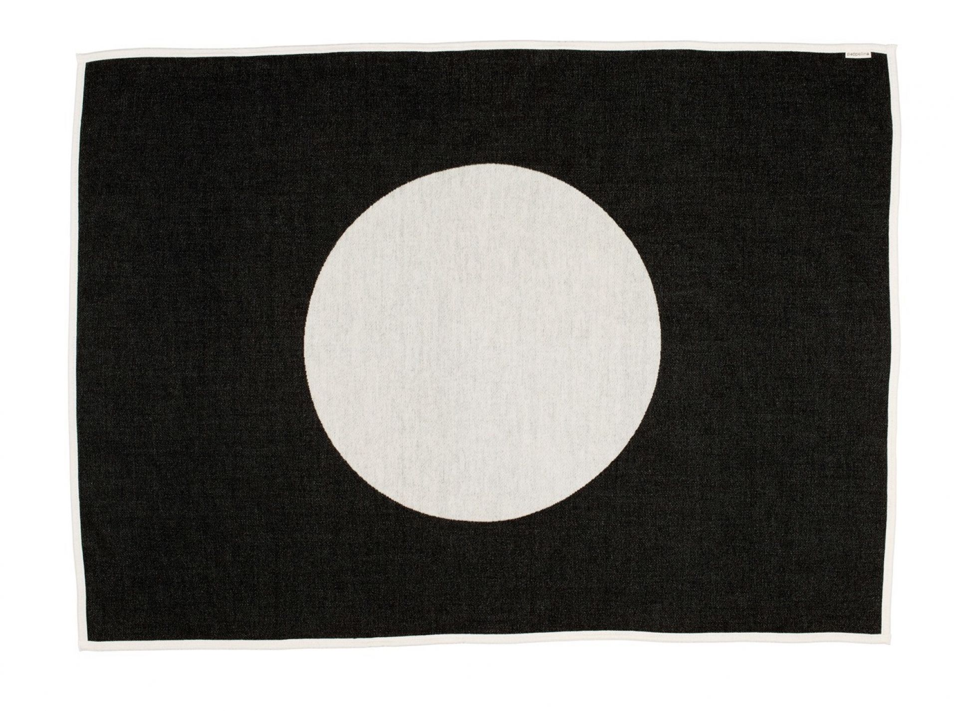 Vera Wolldecke von Pappelina, 140x180 cm, schwarz mit großem weißen Kreis, moderne Wohndecke.