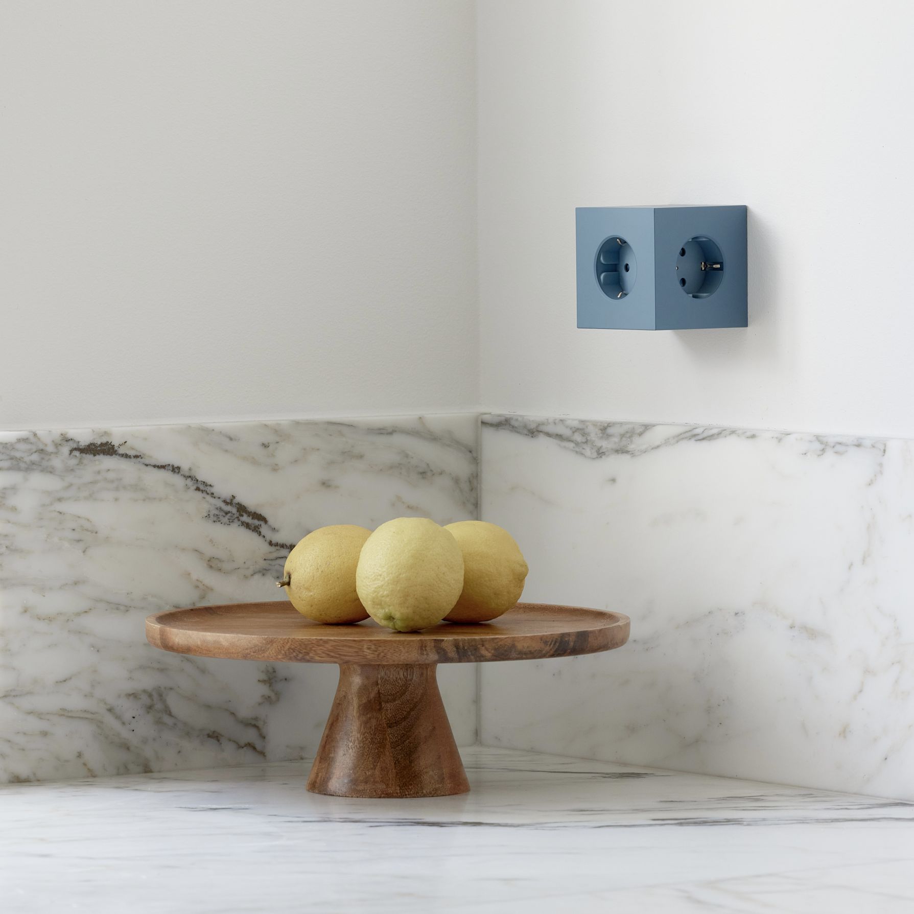 Square 2 - Avolt Steckdosenwürfel mit USB-C Shark blau dfp Design