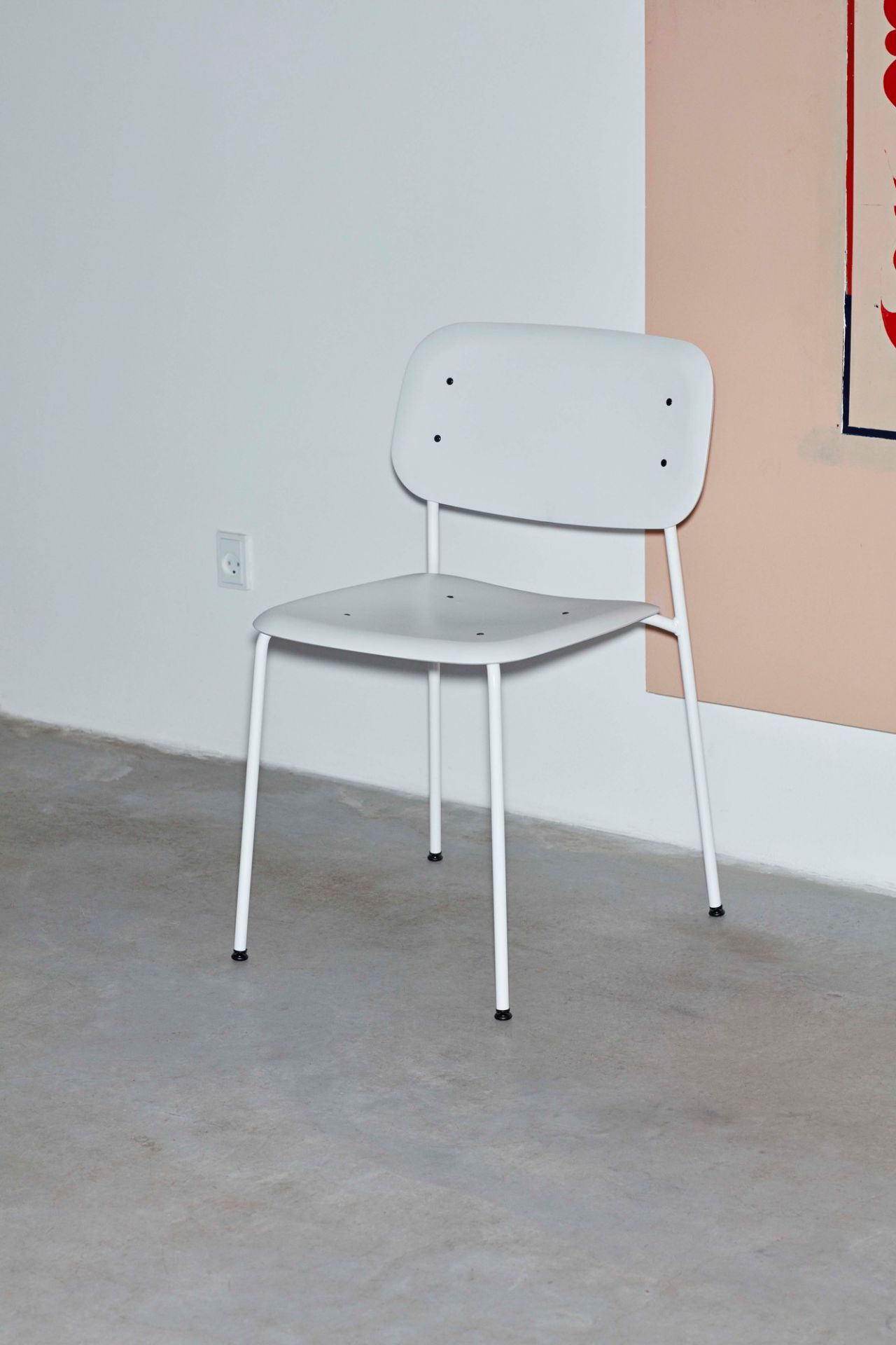 Grauer Soft Edge Stuhl von Hay, minimalistisches Design mit Stahlbeinen für Esszimmer und Büro.