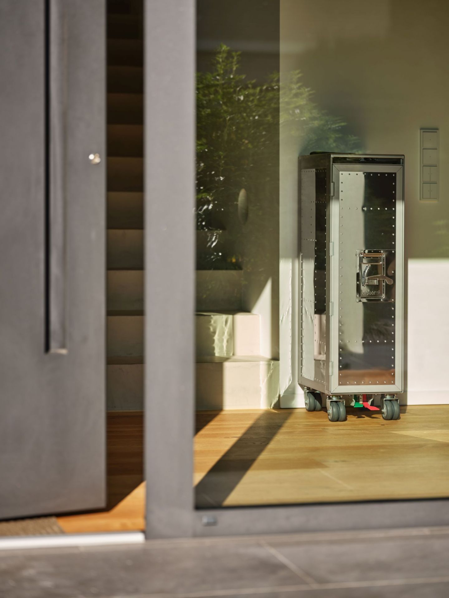 Rivet Rocker Classic Flugzeugtrolley mit Fenster Bordbar