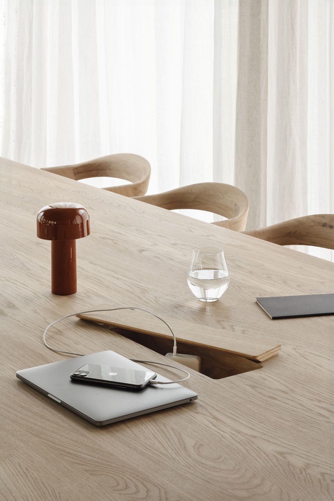 Geometric Meetingtisch mit Kabelboxen Eiche lackiert Ethnicraft