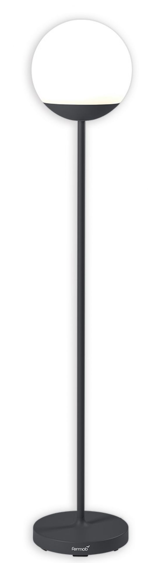 Anthrazitfarbene Mooon! Stehleuchte von Fermob, Höhe 134 cm, mit runder, weißer Leuchtkugel.