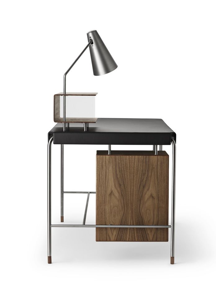 AJ52 Society Table von Carl Hansen & Søn: Walnuss Schreibtisch mit Lampe.