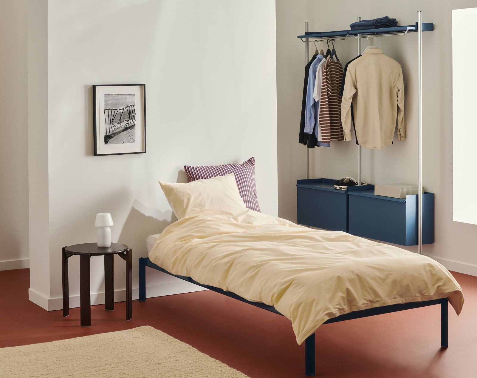 Pier System 1002 2 Column Regal / Garderobe Hay Stahlblau-Schwarz