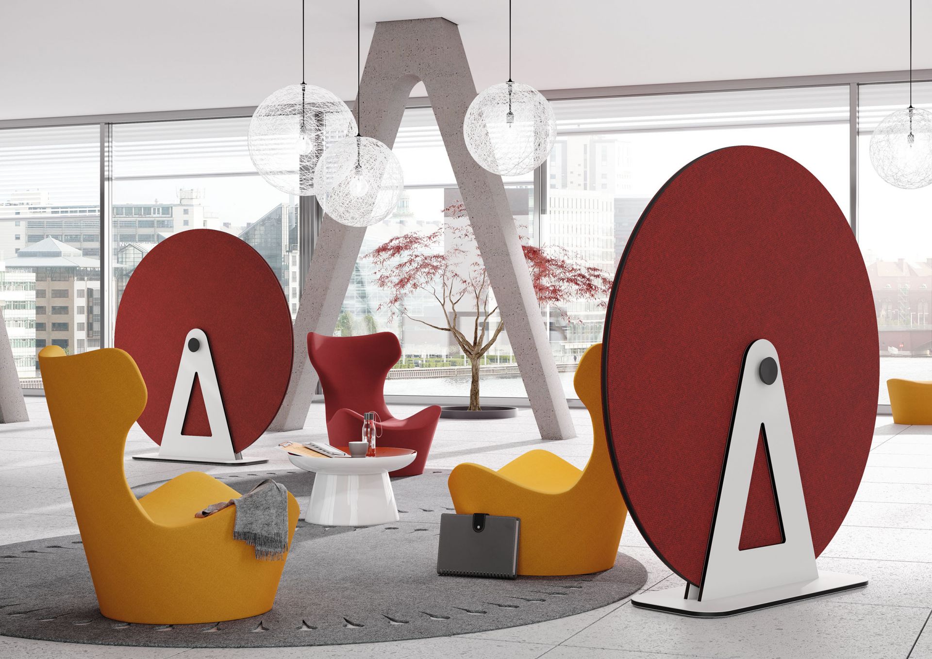 Büro-Szene mit Palmberg Terio Plus Disc Akustik-Scheiben in Rot und modernen Loungemöbeln für bessere Raumakustik.