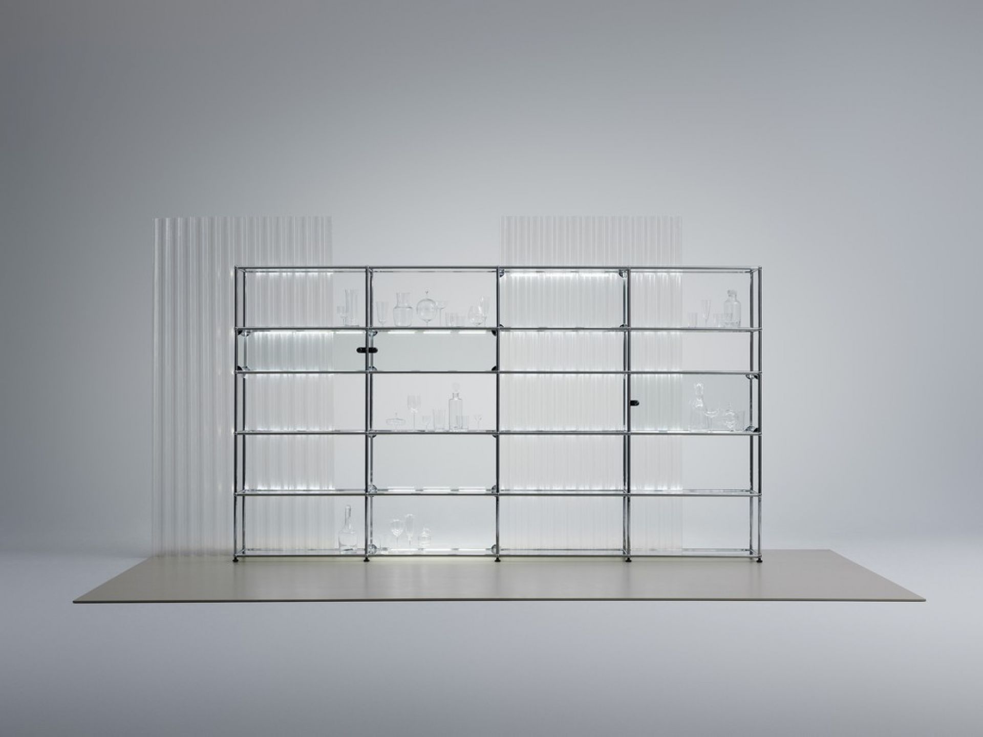 E Sideboard beleuchtet mit 9 Schubladen rubinrot USM Haller