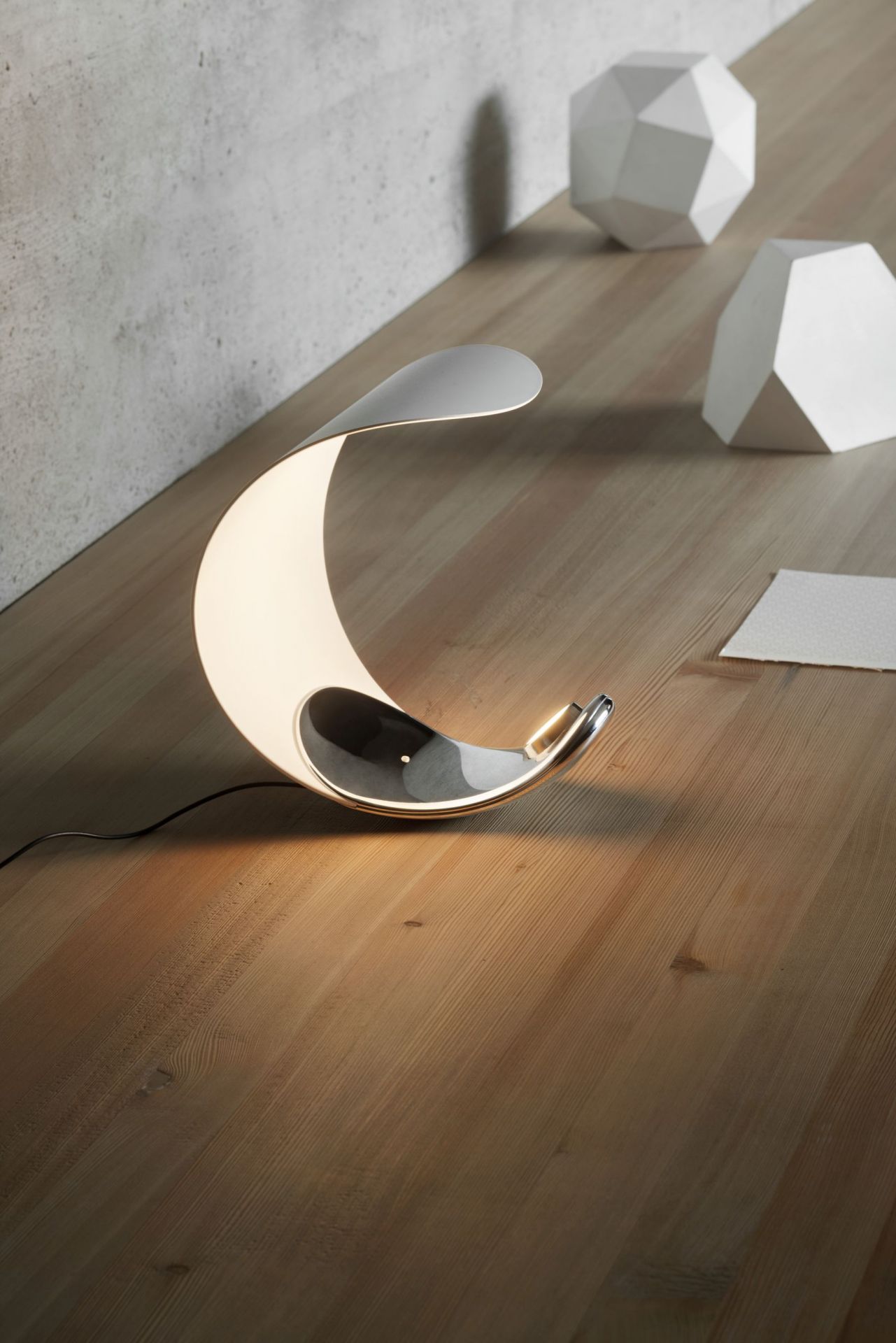 D76 Curl Tischleuchte Luceplan