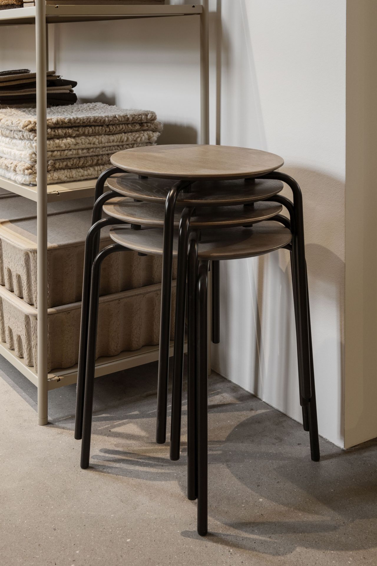 Herman Hocker schwarzes Gestell Ferm Living