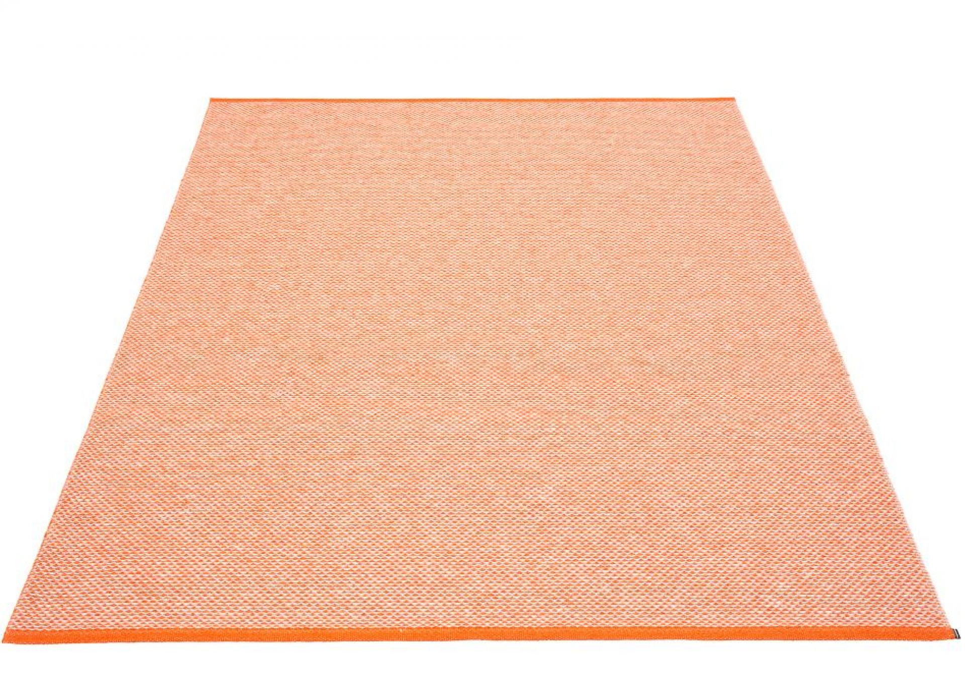 Orangefarbener Effi Kunststoffteppich von Pappelina, 230x320 cm, gewebt und robust für Innen- und Außenbereich.