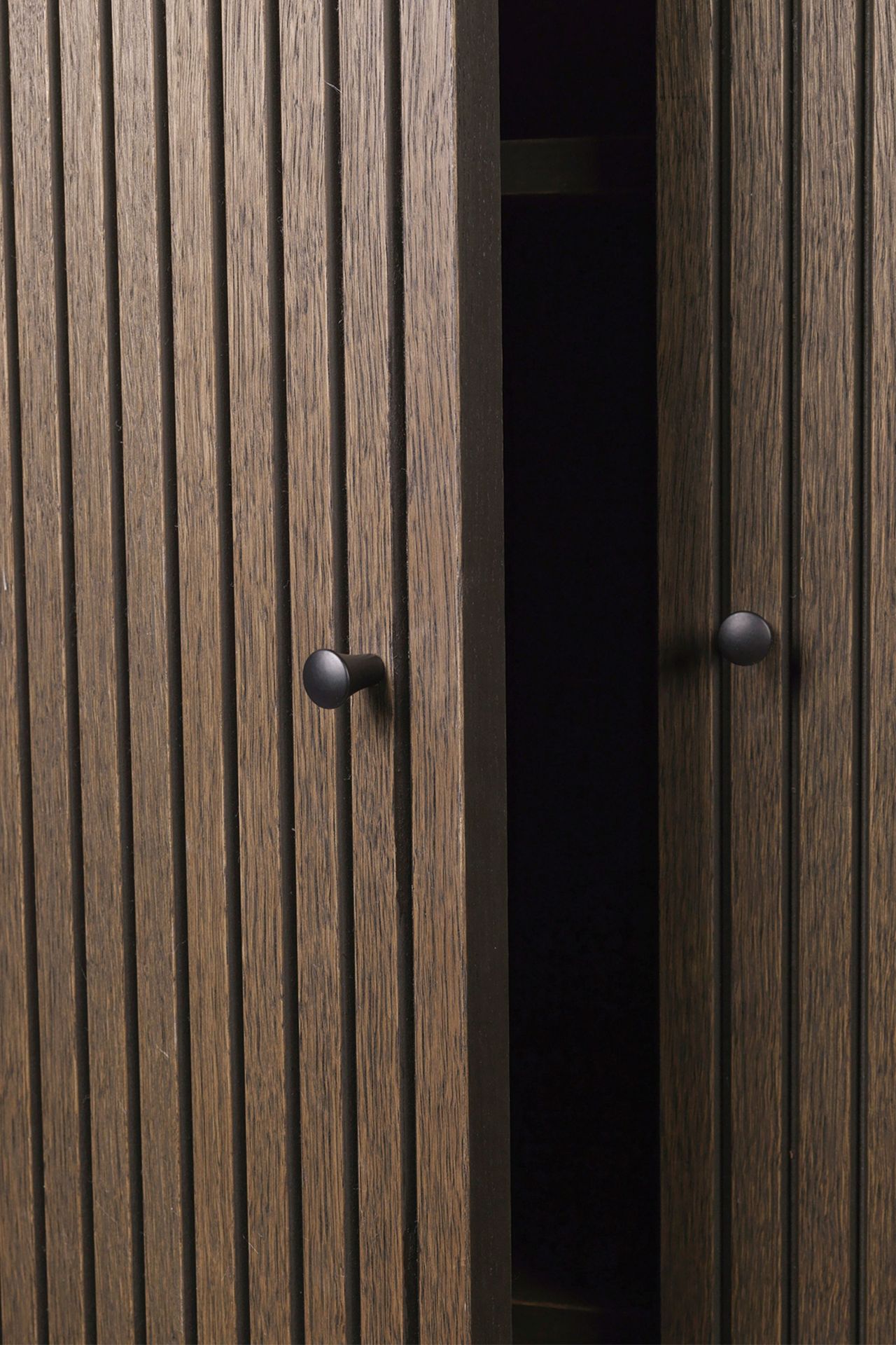 Sill Schrank niedrig dunkel gebeizte Eiche Ferm Living