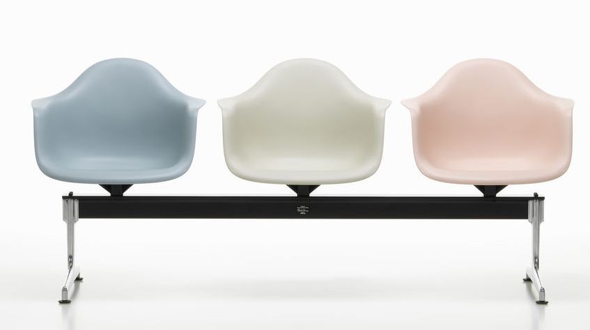 Eames Plastic Armchair RE auf Traverse Vitra