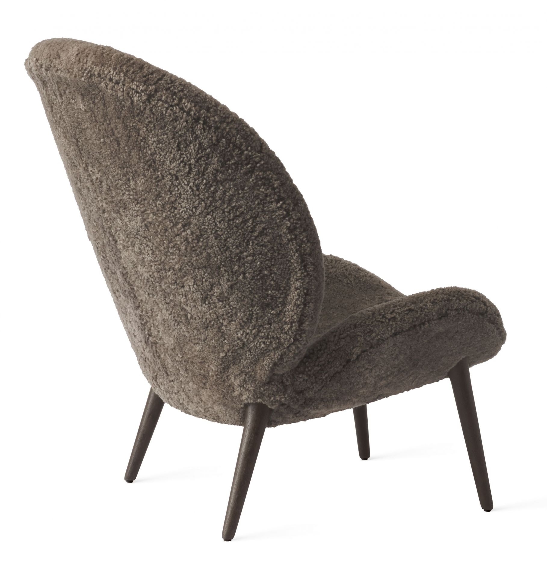 Lodge Loungestuhl Vipp mit braunem Wollstoffbezug und dunklen Holzbeinen von der Seite.