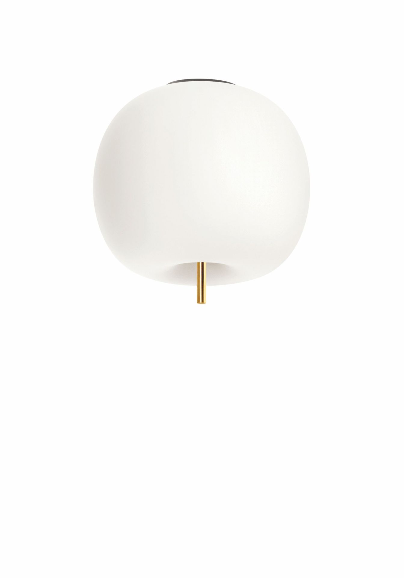 Kushi 16 Deckenleuchte in Messing: Moderne Deckenlampe mit weißem Diffusor und Messingstab.