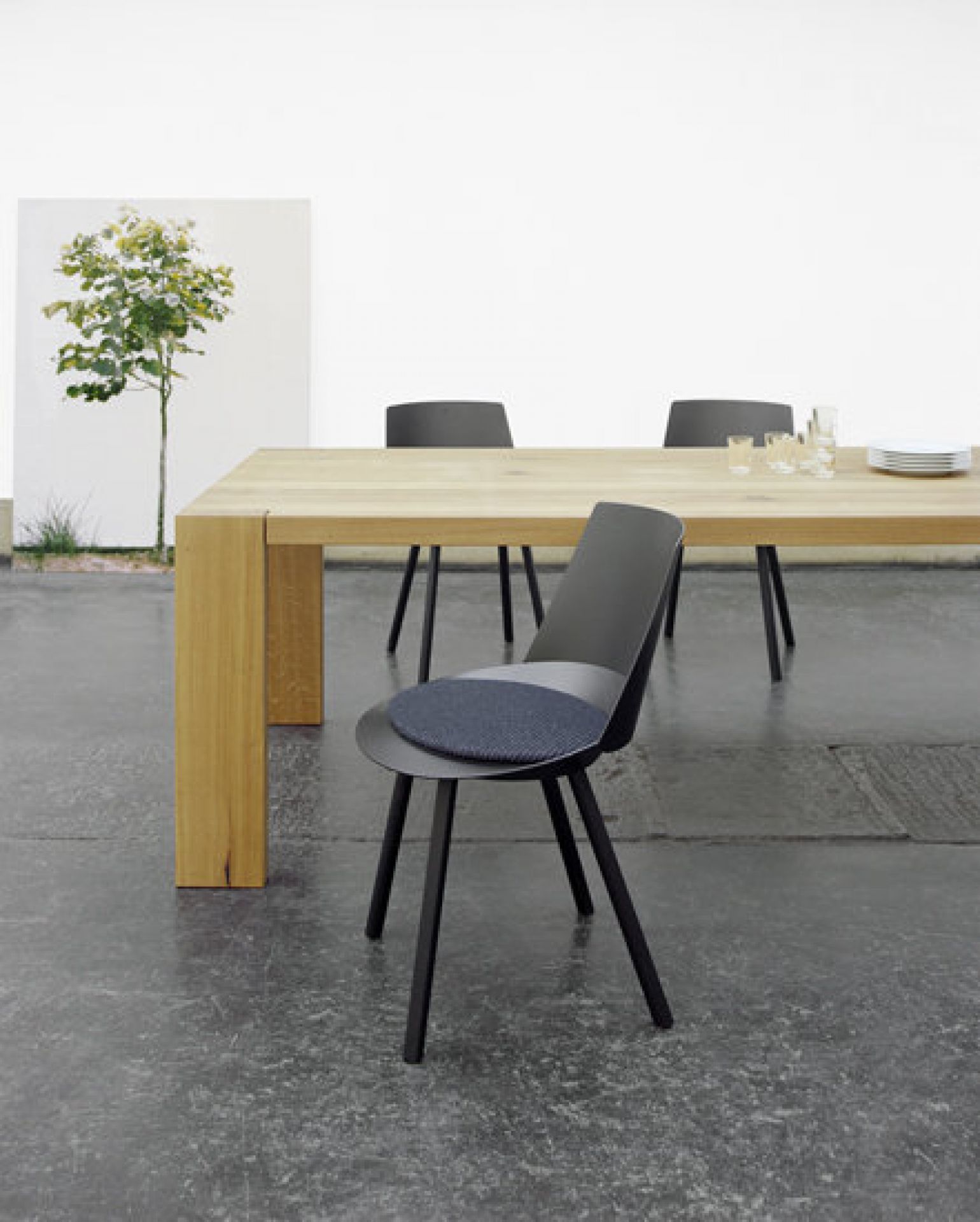 TA17 London Esstisch von Philipp Mainzer e15
