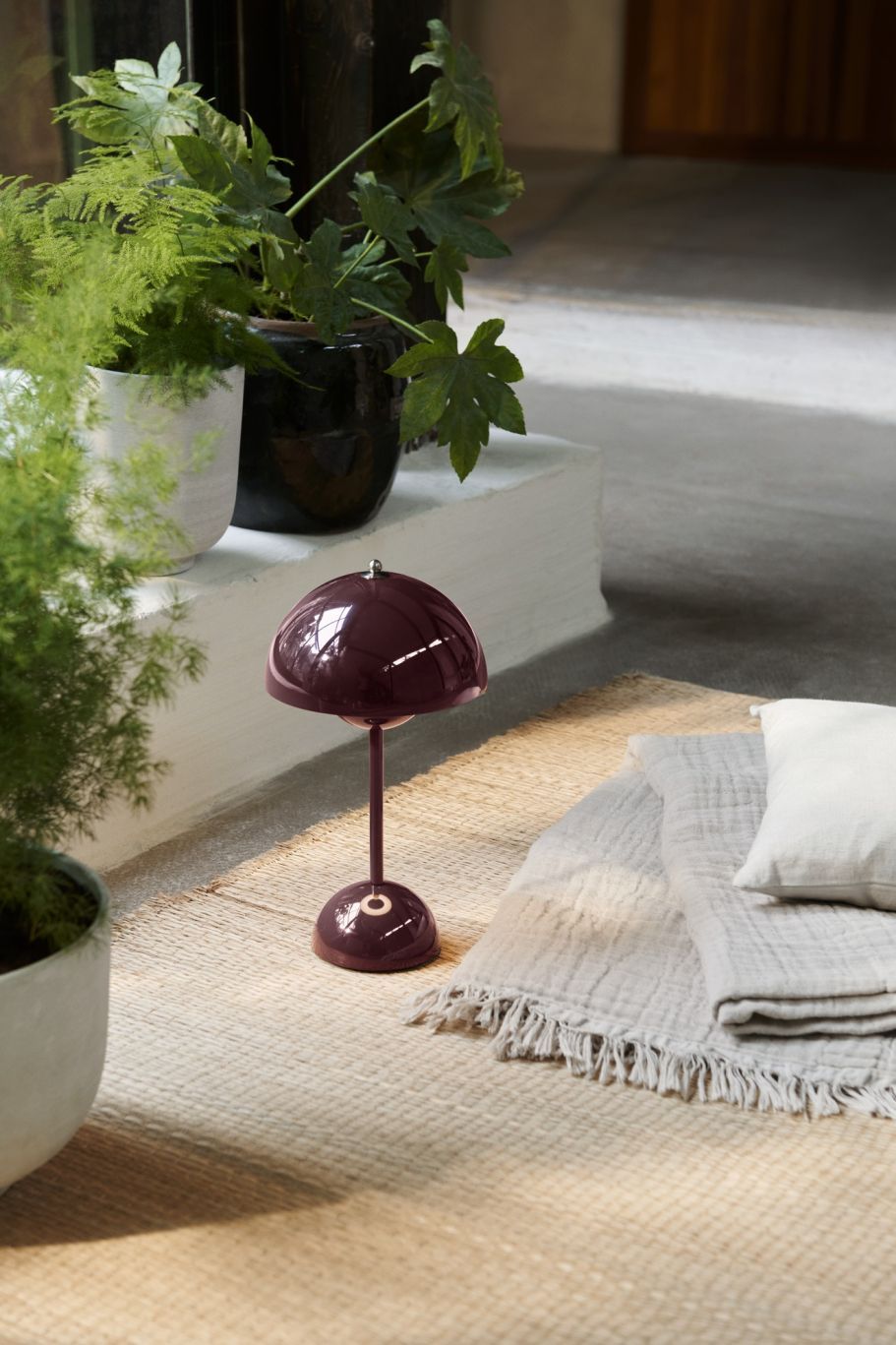 Flowerpot VP9 Portable Akkuleuchte / Tischleuchte mit USB AndTradition Dunkle Pflaume