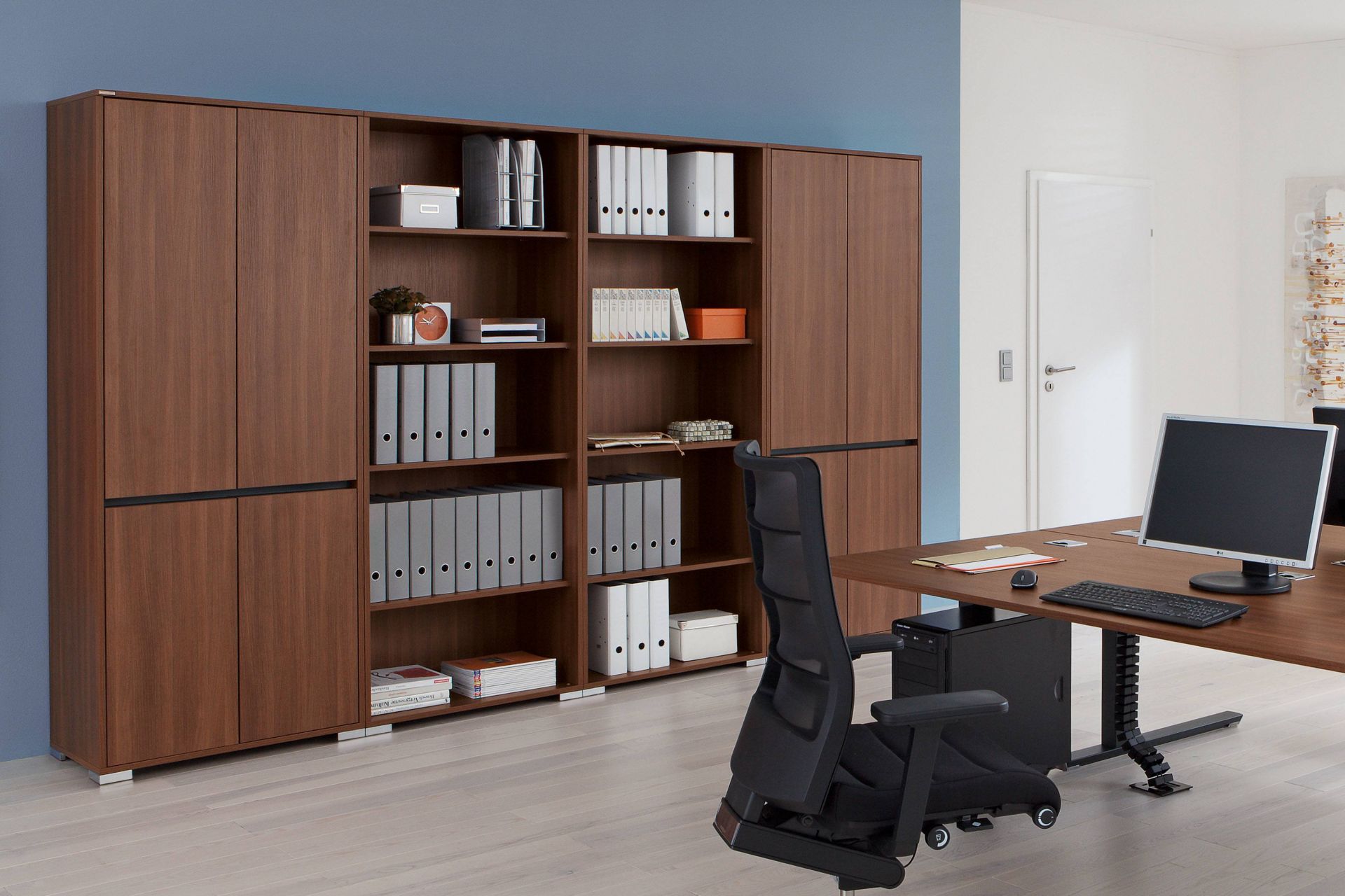 Palmberg Select Aktenregal, 5 Ordnerhöhen, Holzdekor, mit Ordnern und Büroartikeln gefüllt. Büroregal für Akten.