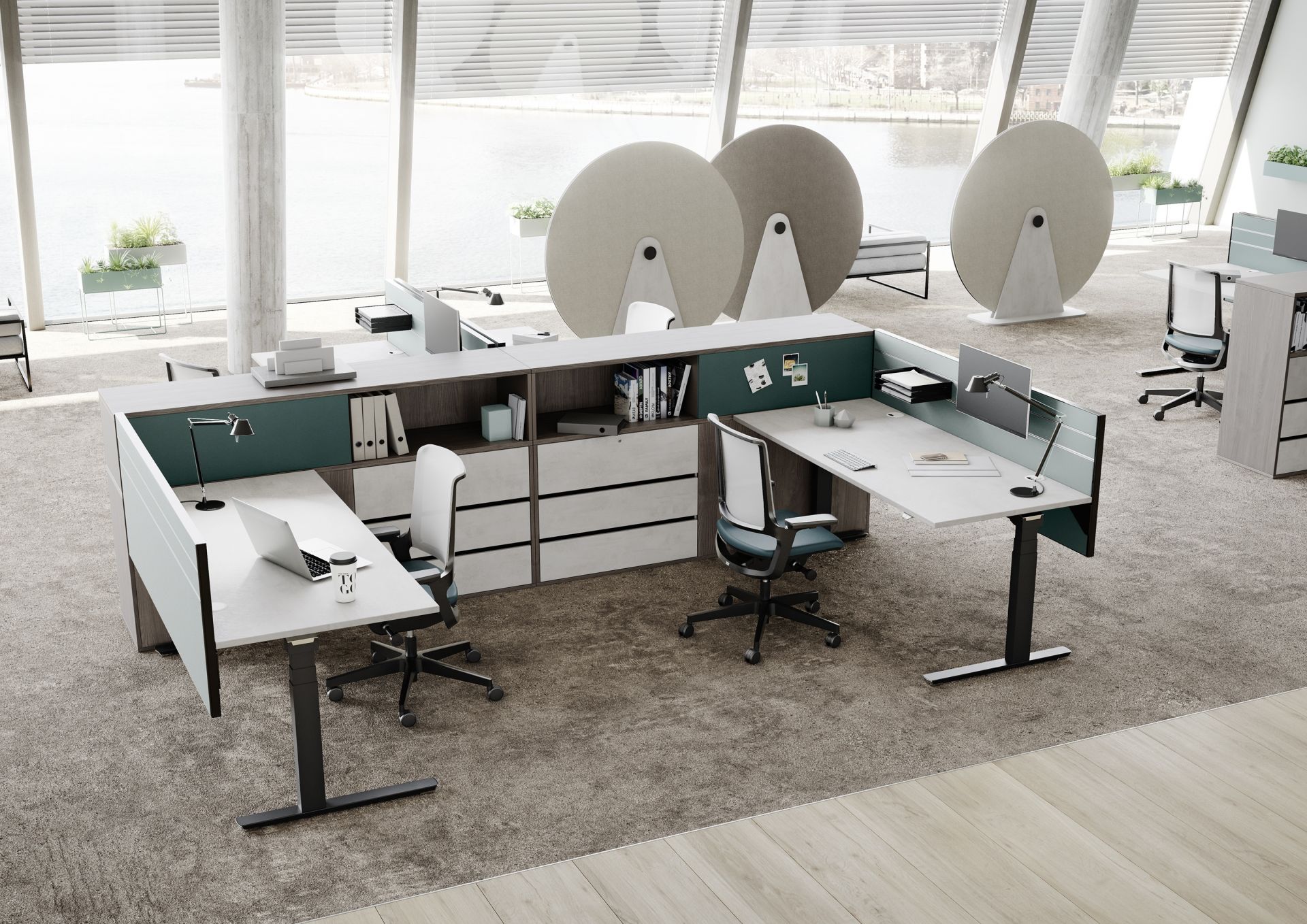Büro mit Palmberg Akustik-Scheiben Terio Plus Disc zur Schallabsorption und modernen, höhenverstellbaren Schreibtischen für ergonomisches Arbeiten.
