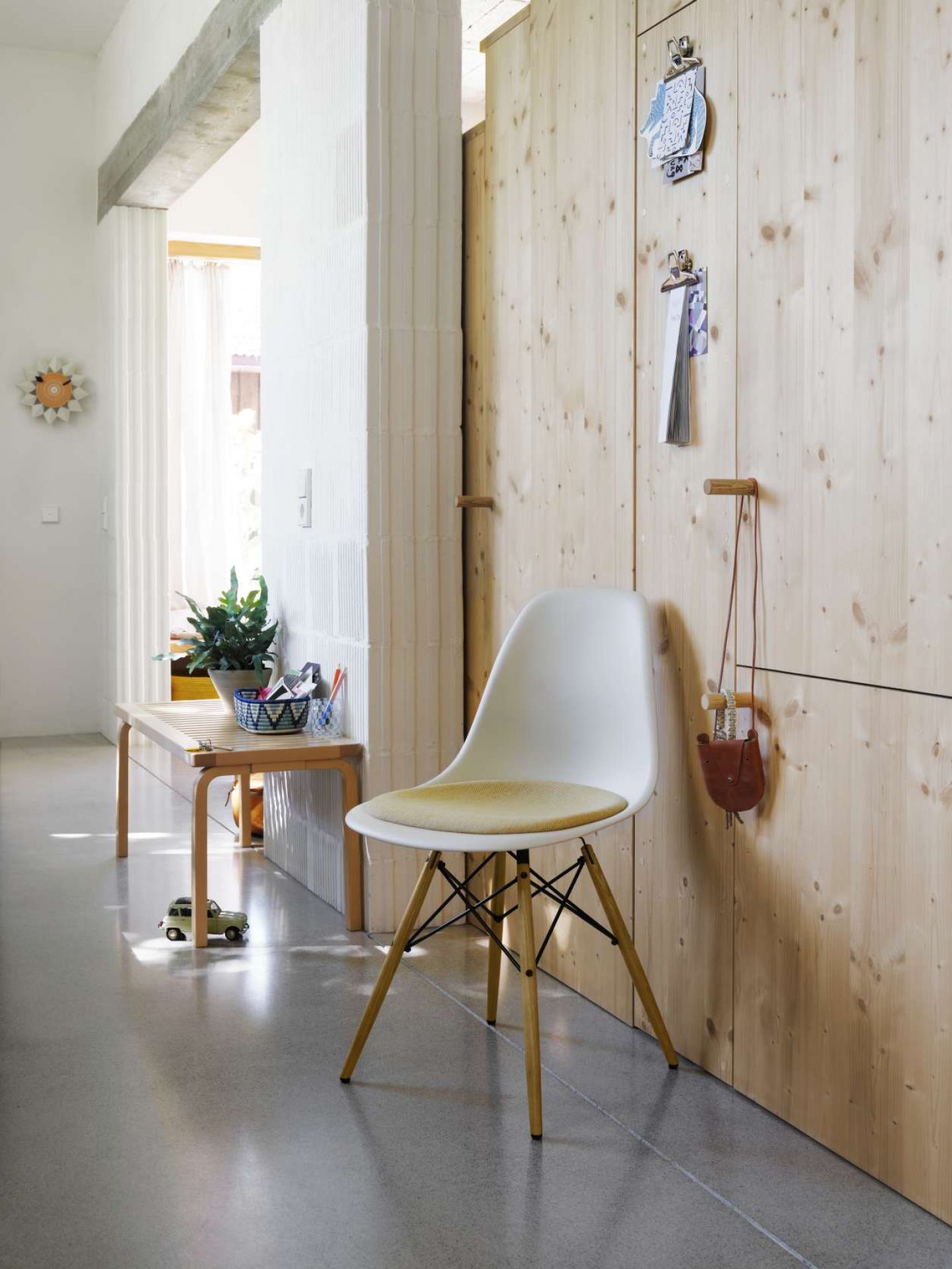 Eames Fiberglass Chair DSW Stuhl mit Sitzpolster Vitra