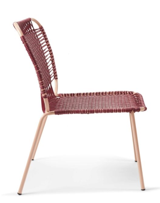 Cielo Lounge Chair, niedriger Outdoor Stuhl in Rot-Pink, Seitenansicht, geflochtene Sitzfläche.