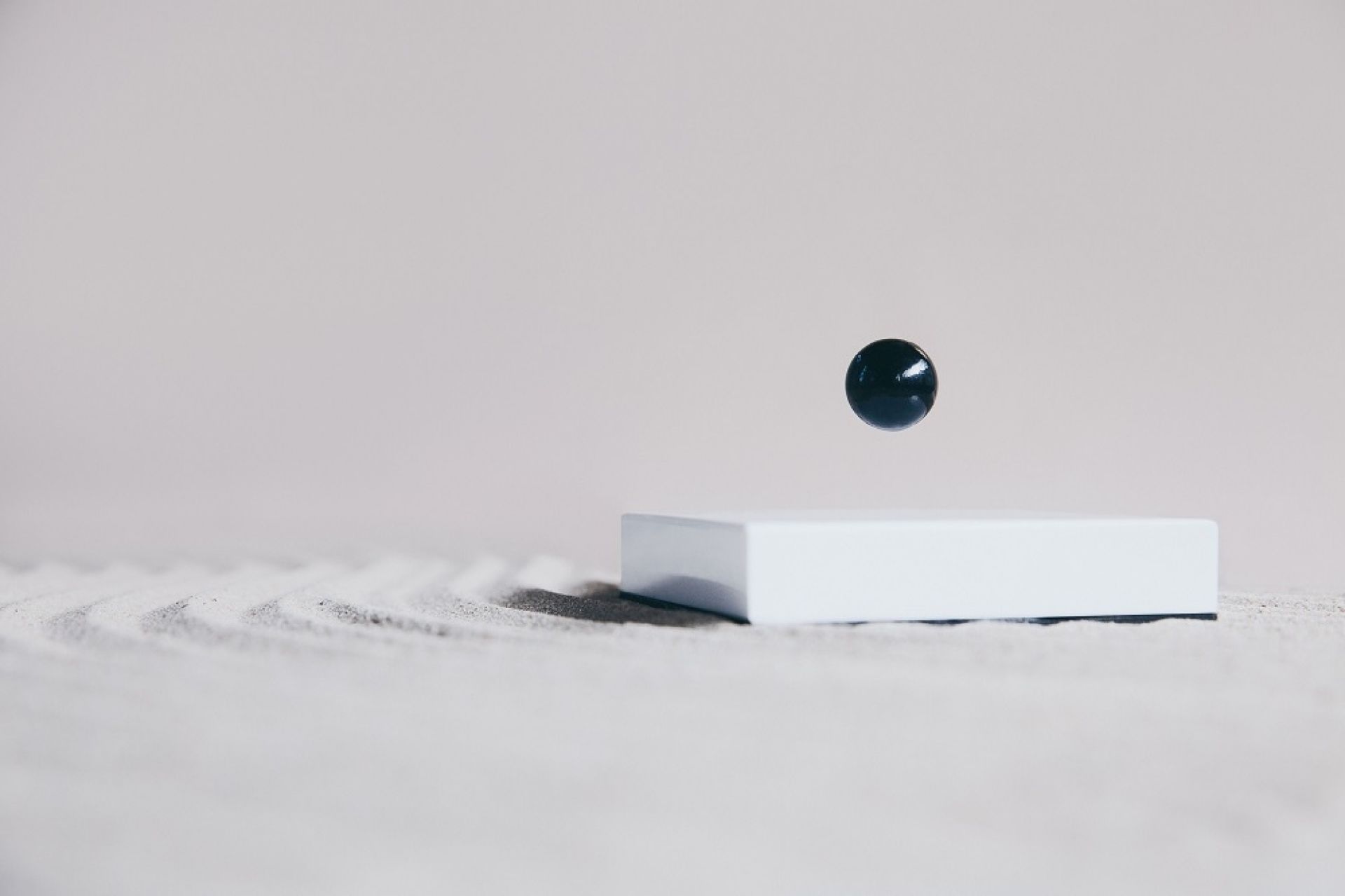 Flyte Buda Ball Accessoire Basis weiß / Kugel schwarz Klein & More EINZELSTÜCK