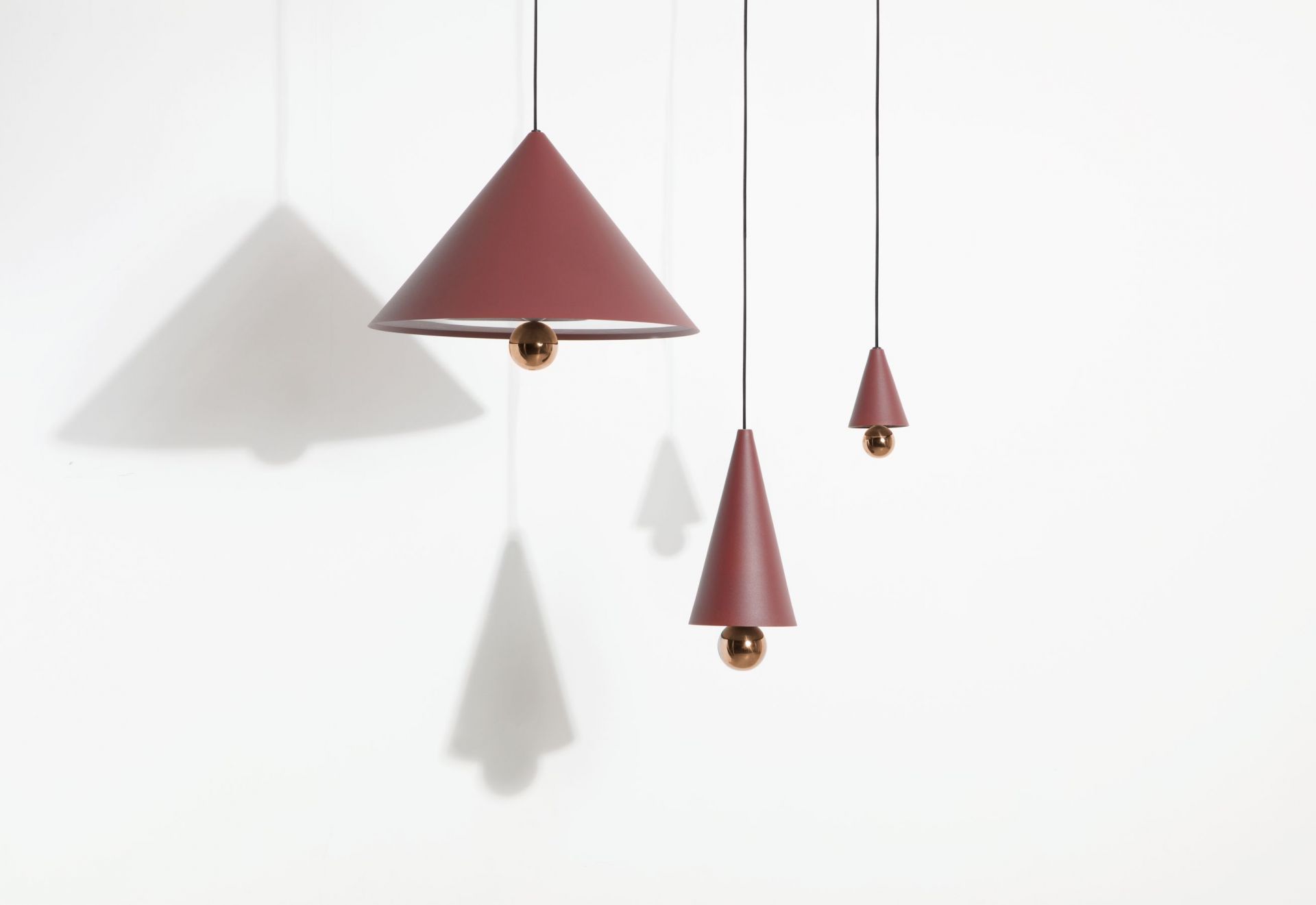 Cherry Pendant light Pendelleuchte S Petite Friture Braunrot