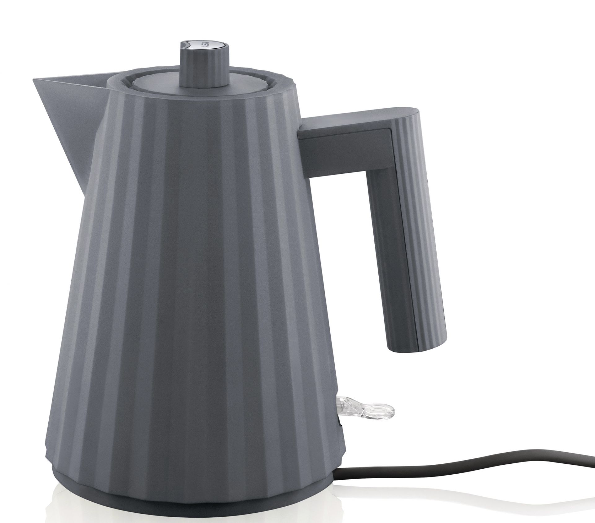 Grauer Alessi Plissé Wasserkocher Small mit gerippter Oberfläche und schwarzem Kabel.