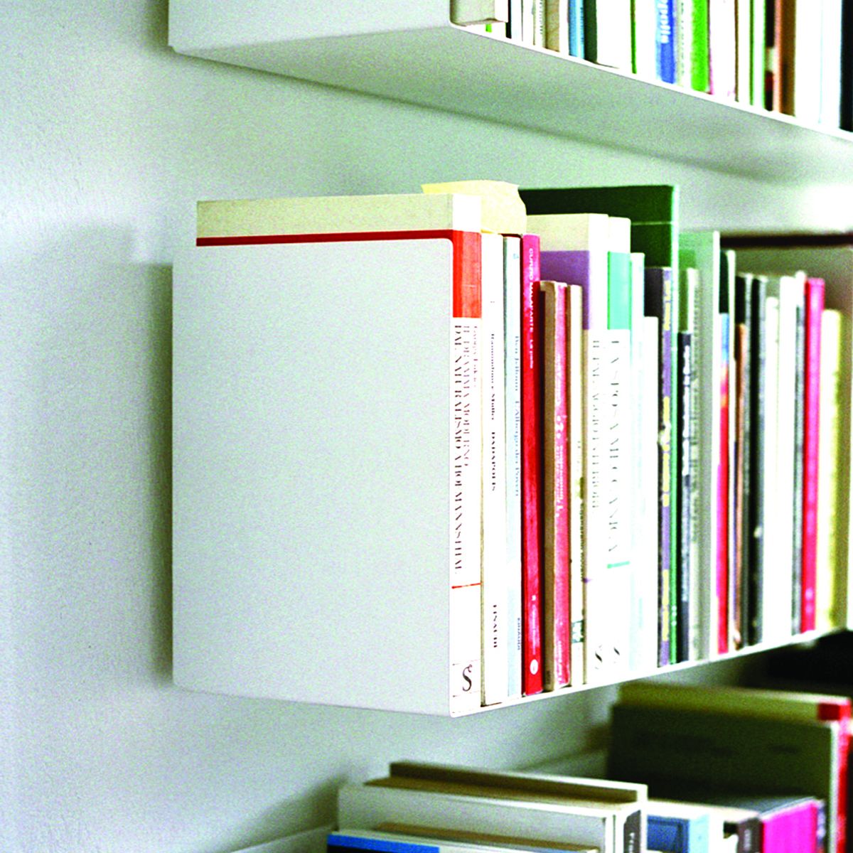 Taschenbuchregal a Linea1 by Müller Möbelwerkstätten