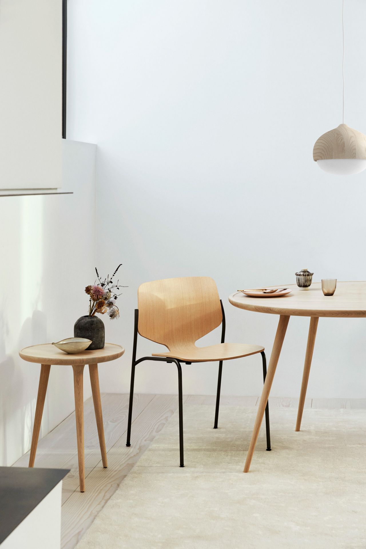 Accent Cafe Table von Mater aus Eiche natur matt in minimalistischem Interieur mit Stuhl und Beistelltisch.