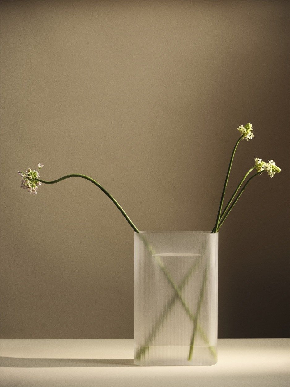 Ridge Vase Muuto Milchglas Hellblau H 35 cm