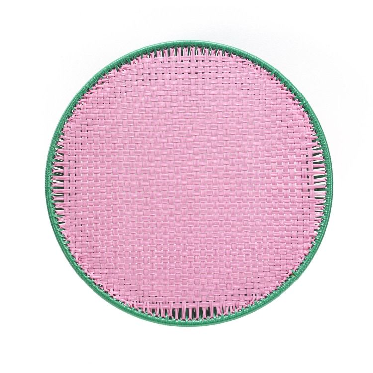 Detailansicht: Runder Caribe Beistelltisch mit Kaugummirosa Sitzfläche und smaragdgrünem Rand. Outdoor-Möbel.