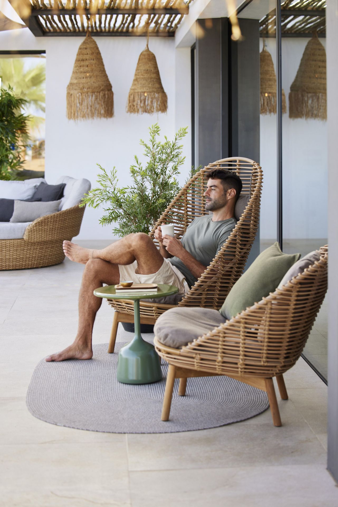 Hive Highbacksessel mit Beinen aus Teak Cane-Line