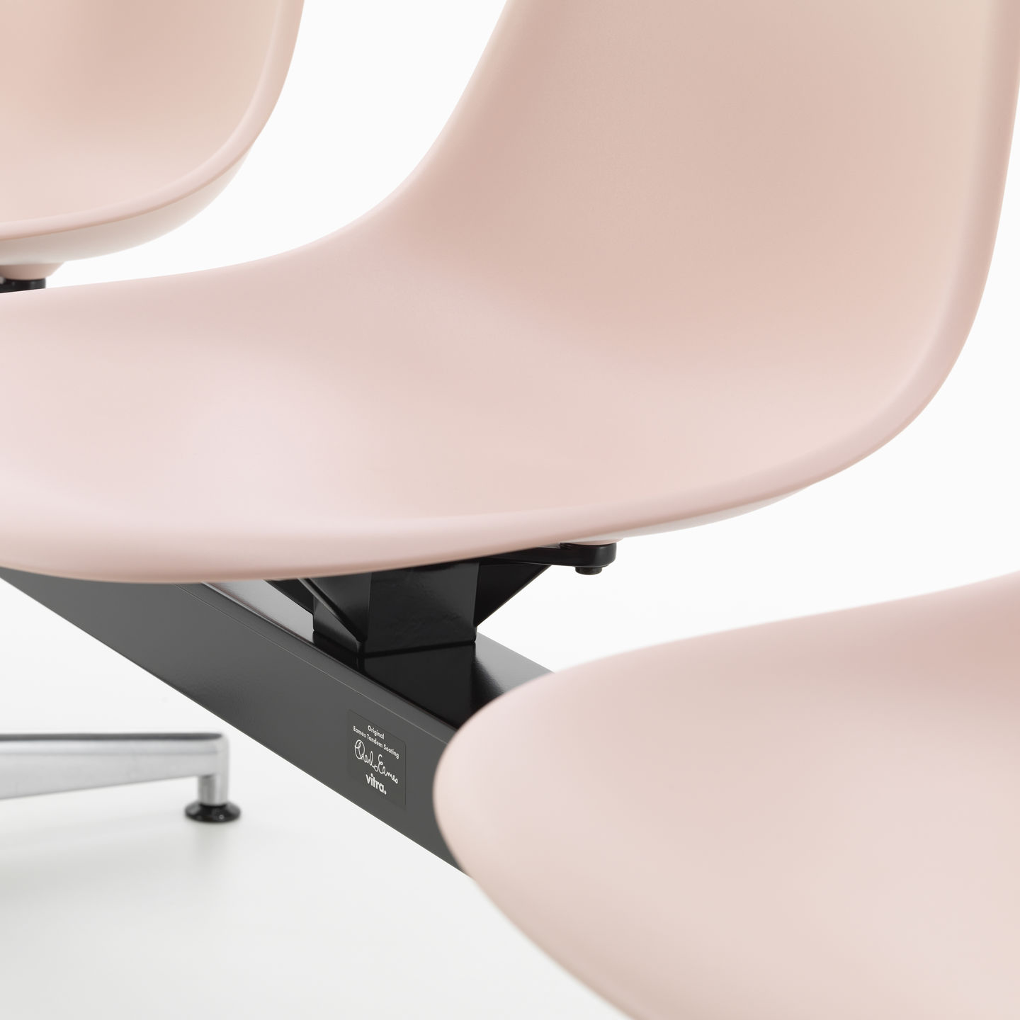 Eames Plastic Side Chair RE auf Traverse Vitra 
