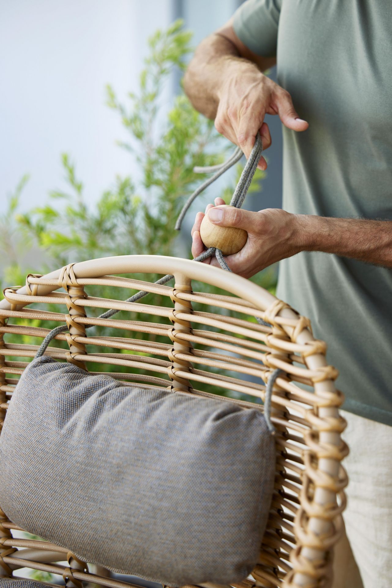 Hive Highbacksessel mit Beinen aus Teak Cane-Line