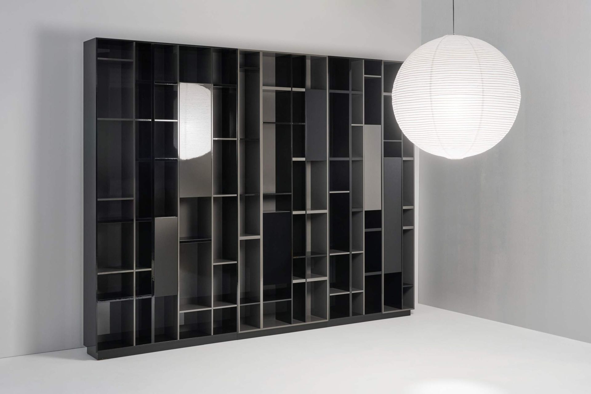 Schönbuch Plaid Regal, Höhe 120 cm, in Grau- und Schwarztönen mit asymmetrischer Fächeraufteilung.