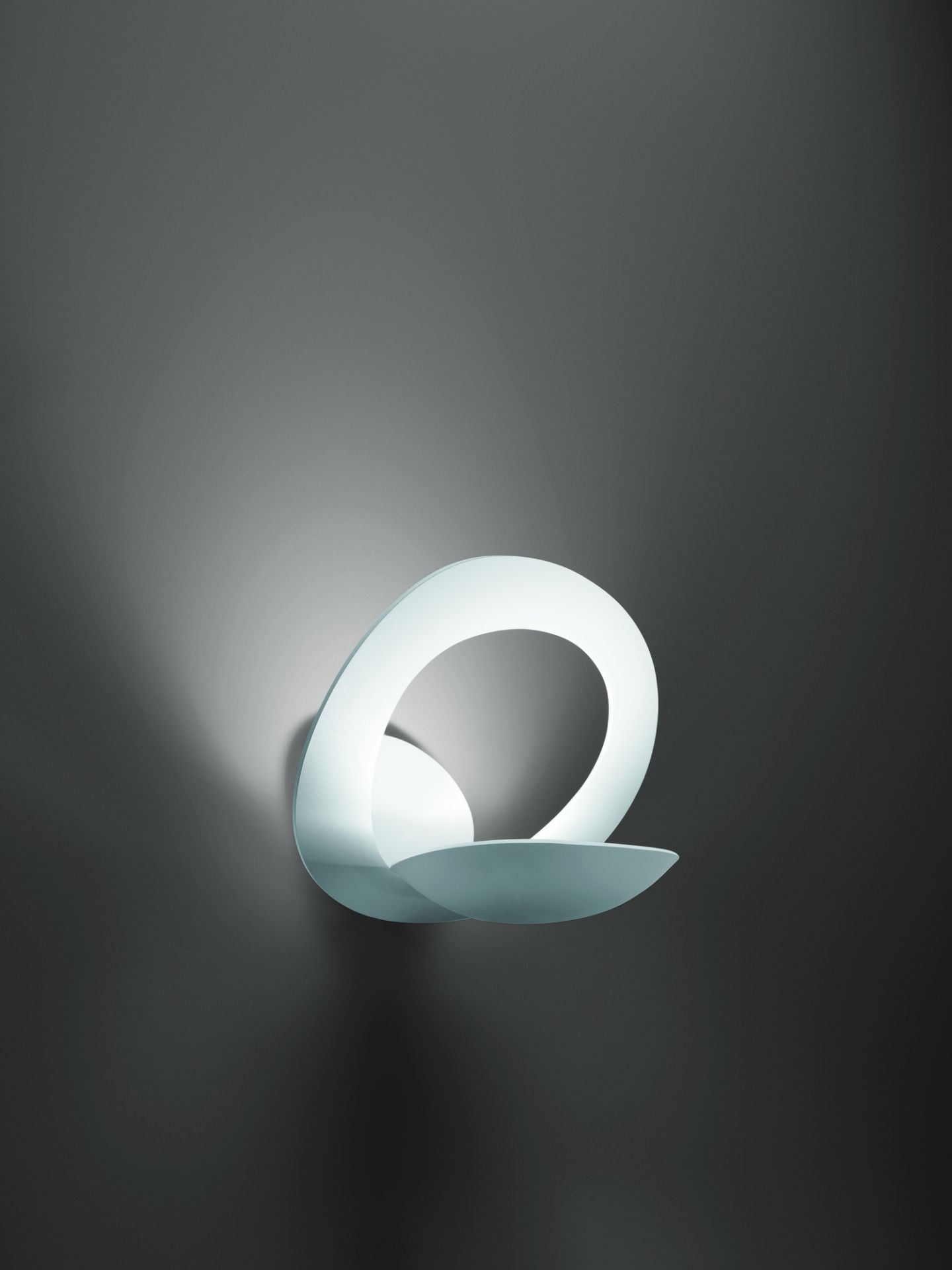 Weiße Pirce Micro LED Wandleuchte von Artemide, modernes Design, indirekte Beleuchtung für Wohnräume.