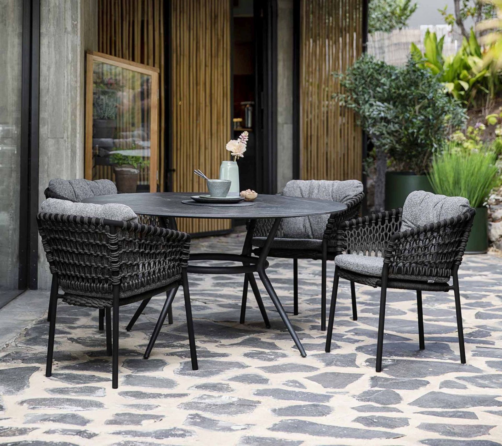 Joy Outdoor Esstisch rund Gestell hellgrau / Tischplatte Kompaktlaminat Cane-Line