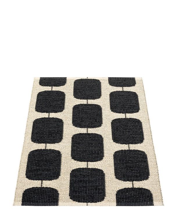 Sten Kunststoffteppich von Pappelina, 70x100 cm, in Schwarz und Creme mit grafischem Muster.