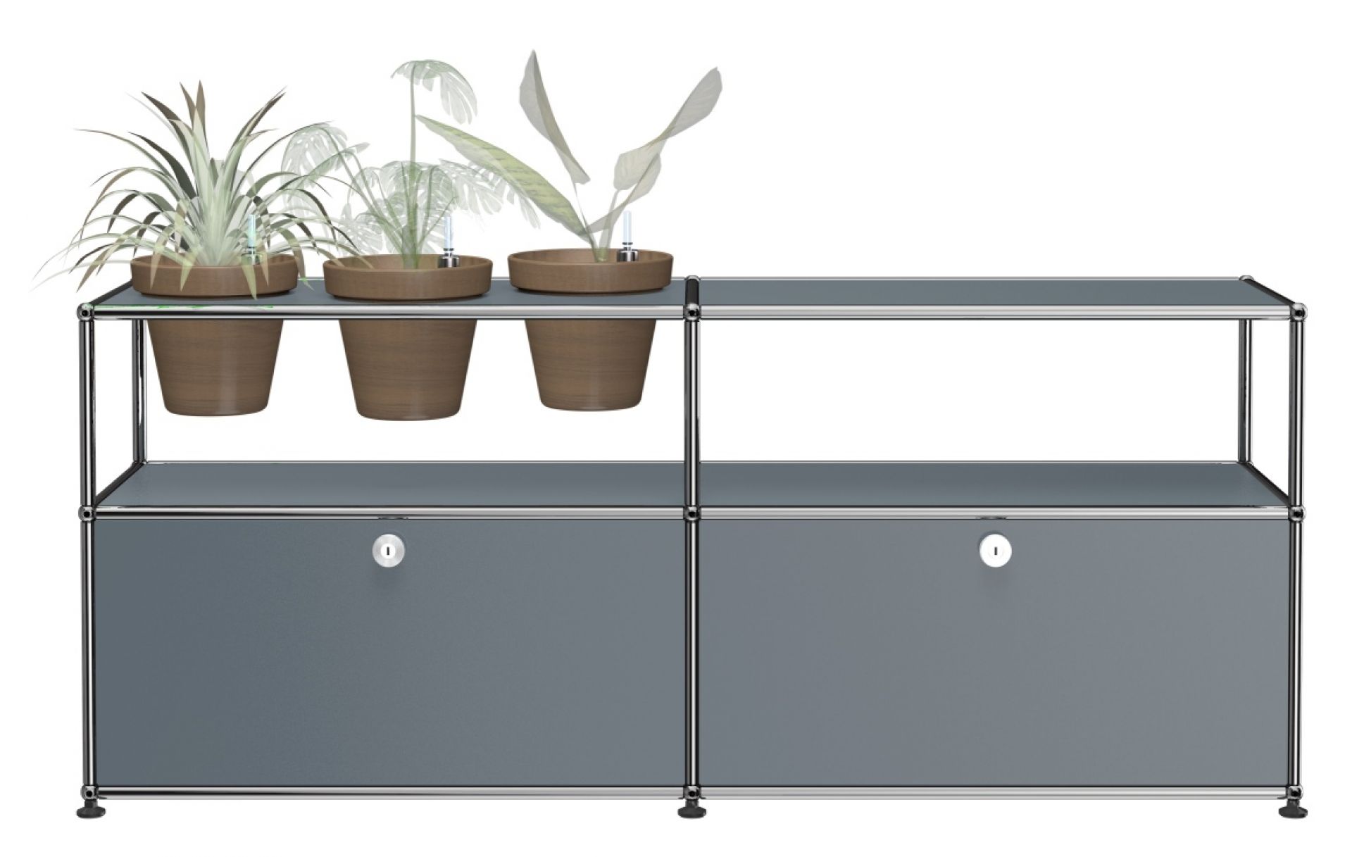 Mittelgraues USM Haller Sideboard mit Pflanzenwelten-Konfiguration und drei Pflanzen auf der Oberseite.