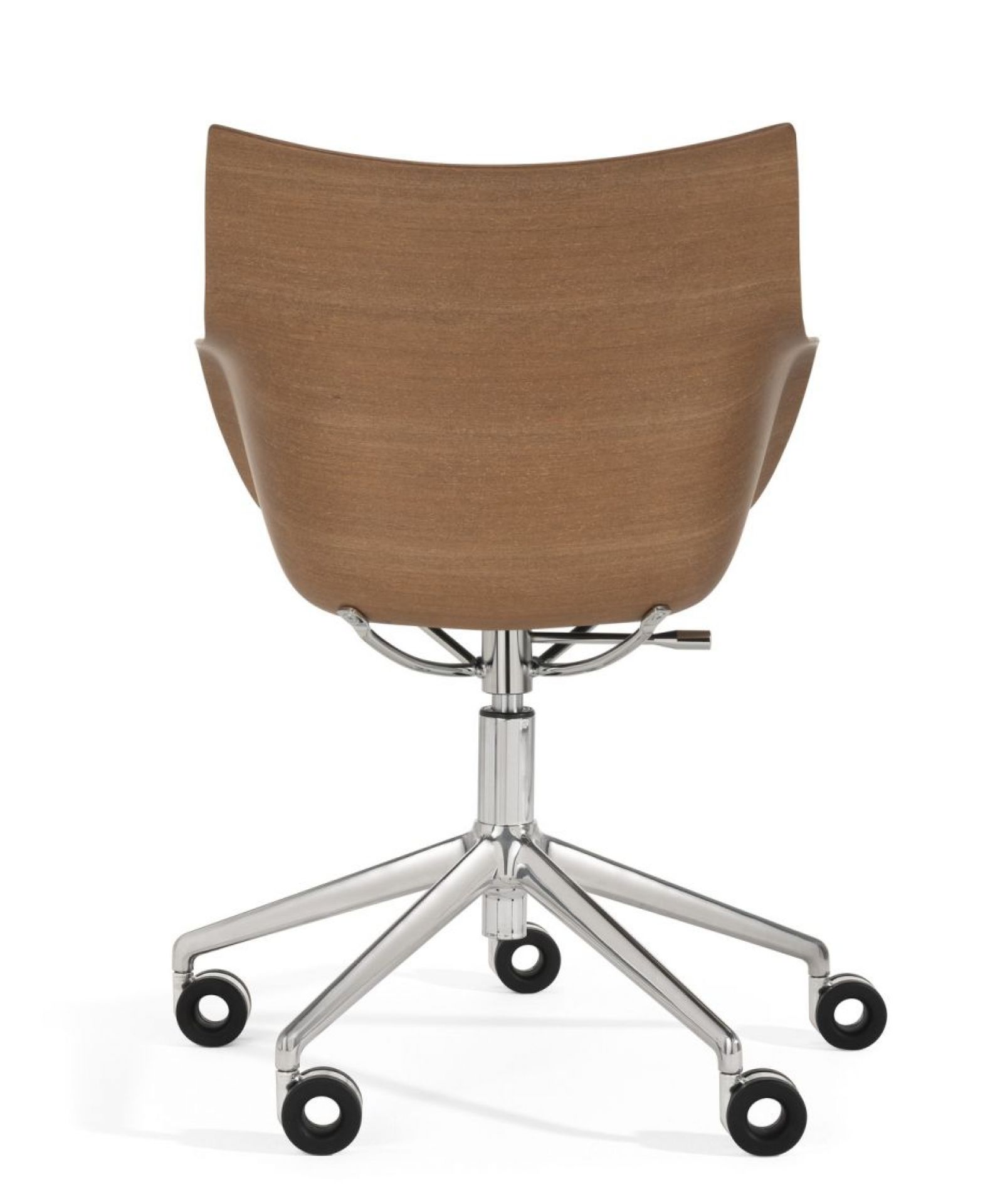 Rückansicht des Q/Wood Drehstuhls von Kartell: Dunkles Holz, verchromter Rahmen und Rollen.