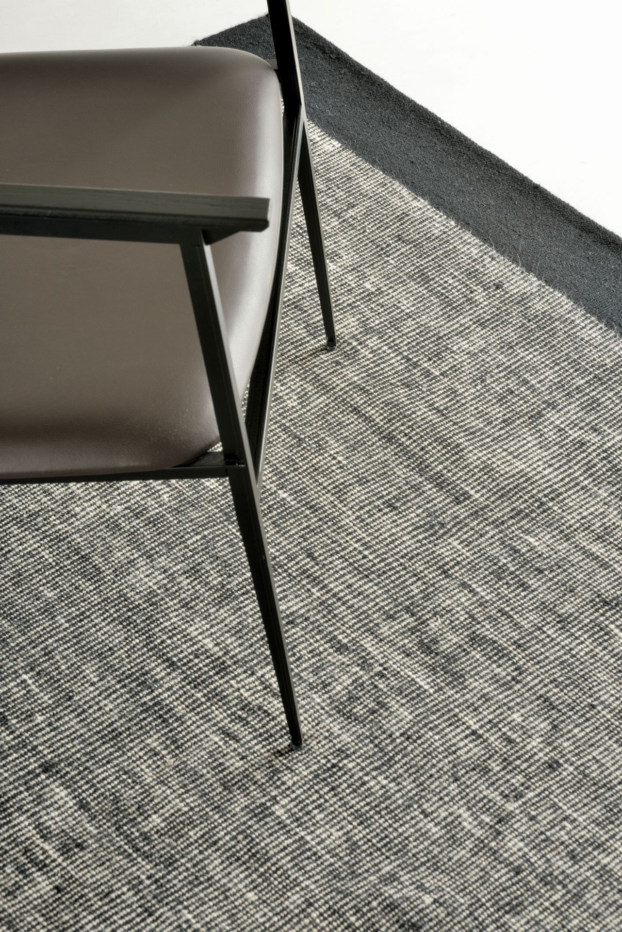 Black Dots kilim Teppich Ethnicraft