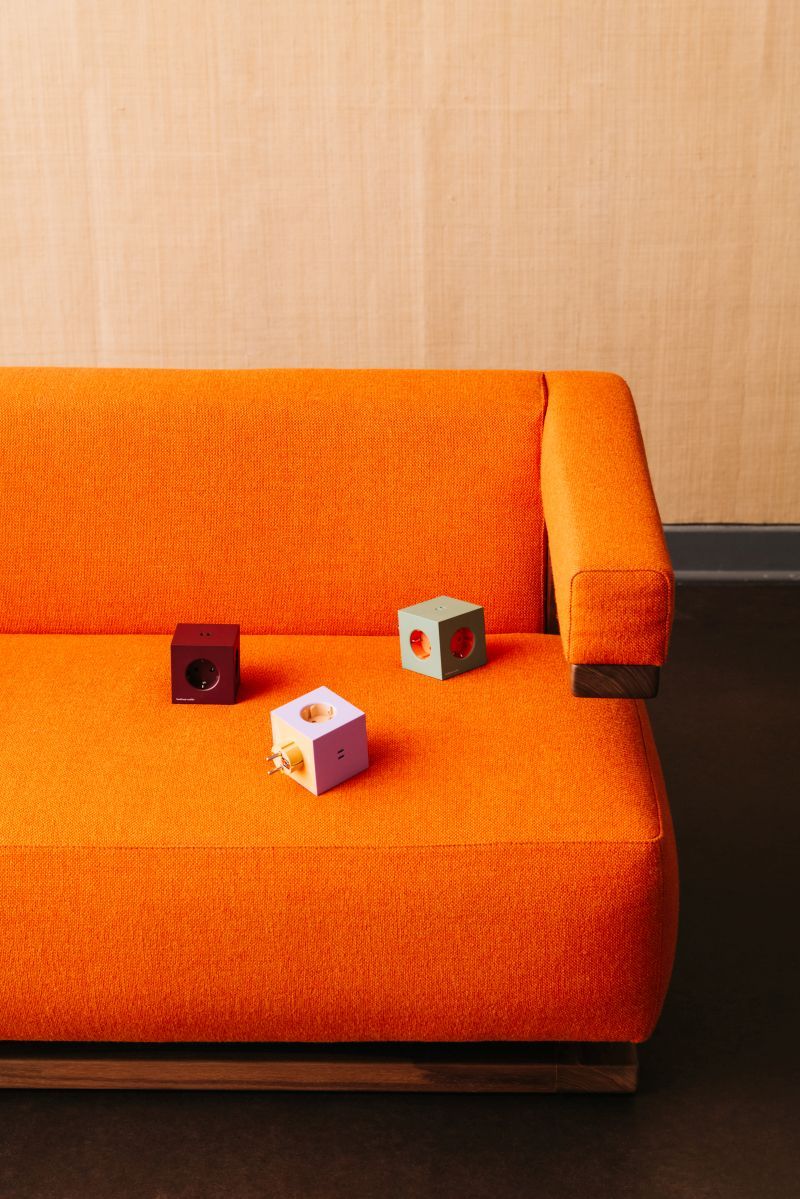 Square 2 - Avolt x Bauhaus Archiv Steckdosenwürfel exclusive Edition Mulberry Red dfp Design